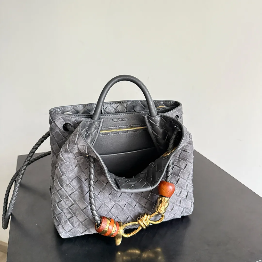 The new Andiamo batch of 3060 BV is shipped‼ ️The classic intercciato weaving process is used to create a soft bag, the metal knot is made of micro-cast aluminum using jewelry technology🪢, and the decorative beads are made of metal and hand-polished oak, allowing you to jump repeatedly between elegance and fun💃, making it unpredictable. Classic and versatile, it shows off your temperament, and the bag has a large capacity, making it very convenient for daily commuting! It has a variety of carrying methods, the shoulder straps can be adjusted by yourself, the original lambskin feels soft and delicate, and the unisex style breaks gender boundaries and brings a more practical and long-lasting use experience. The Andiamo, which has both elegant and casual styles, perfectly interprets the "fashionable old money style". Style number: 743568+wood hardware Color: suede graphite gray Size: 25*22*10.5cm